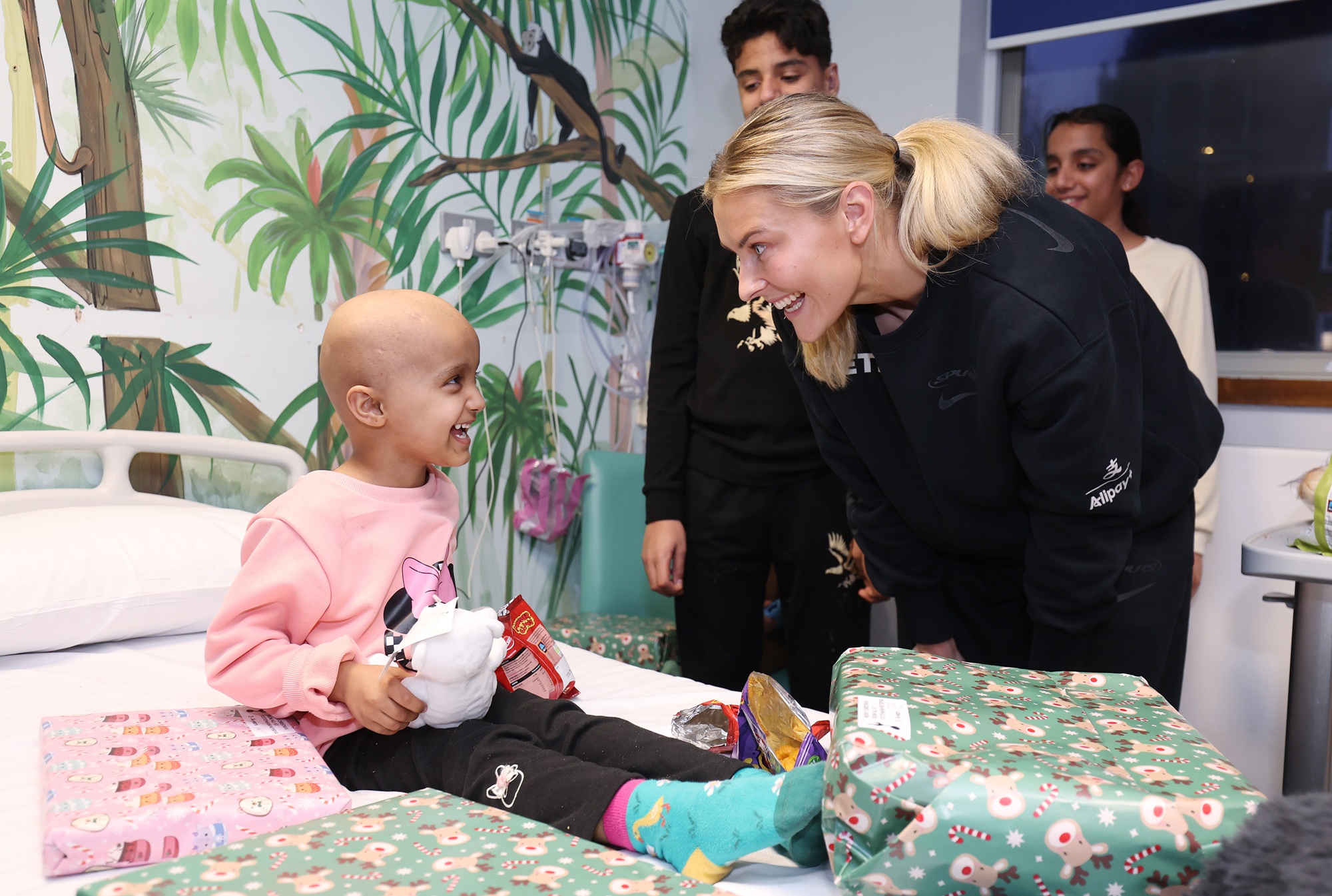 Spurs stars bring festive cheer to young patients at North London ...